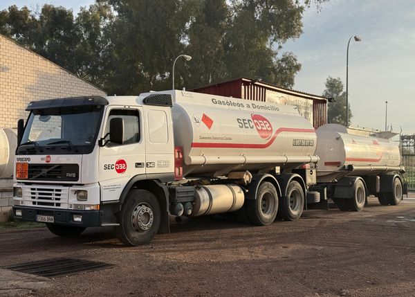 Camión cisterna con remolque de SEC