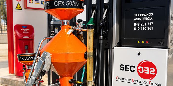 Operario de SEC realizando un control
